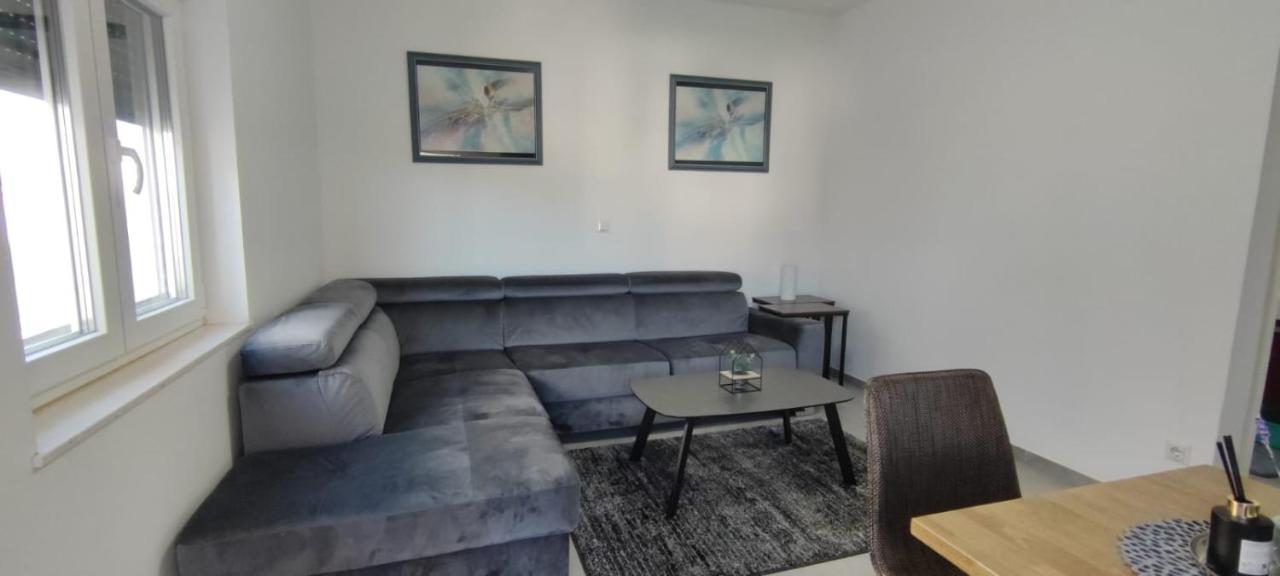 Harizma Apartment พรีมอชเตน ภายนอก รูปภาพ
