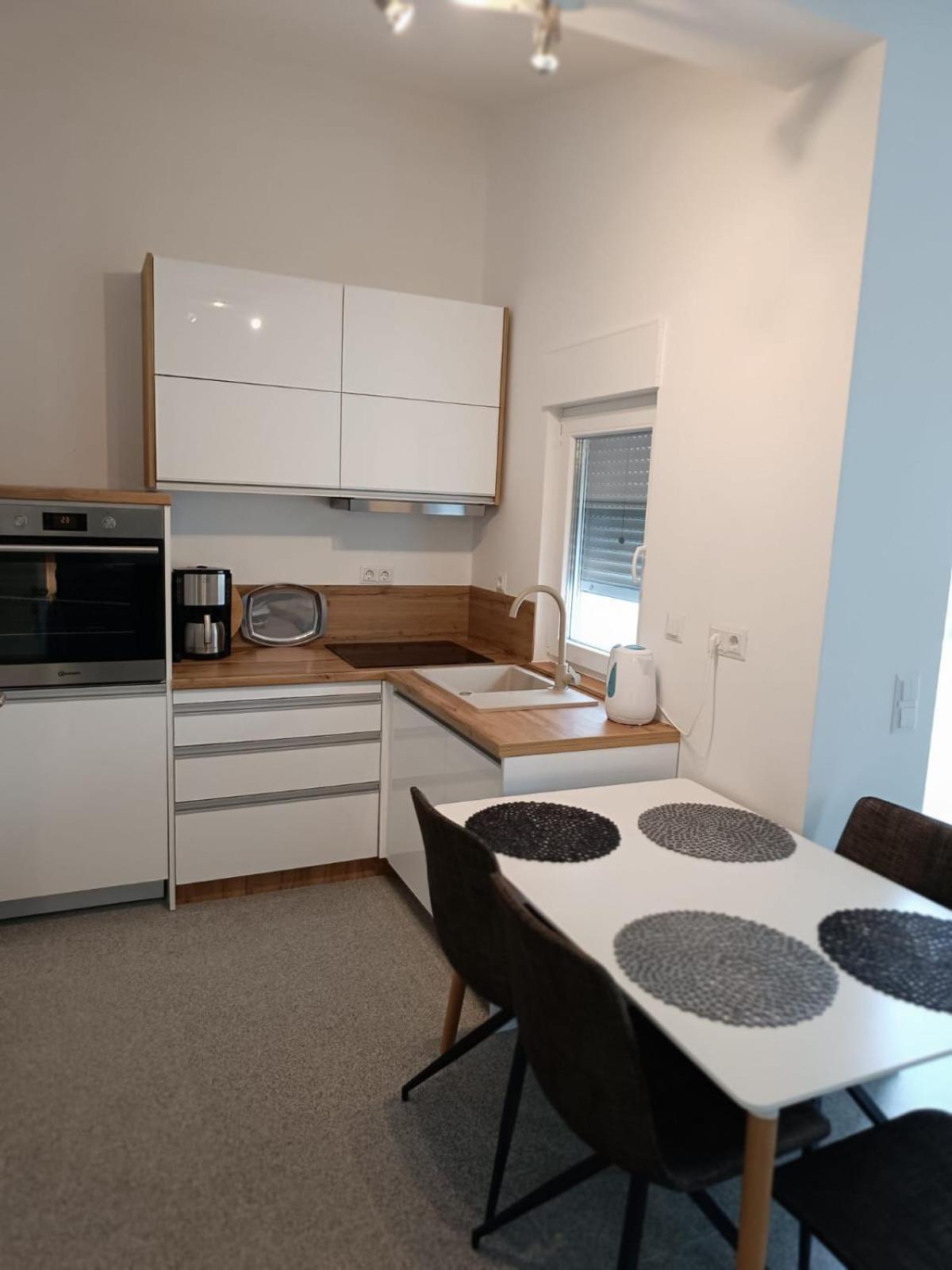 Harizma Apartment พรีมอชเตน ห้อง รูปภาพ